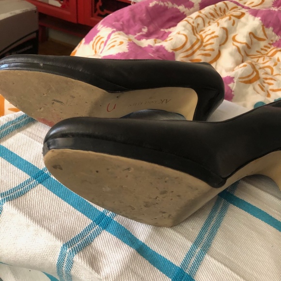 SOLD! Anne Klein black pumps -- size 7.5 - Picture 4 of 6